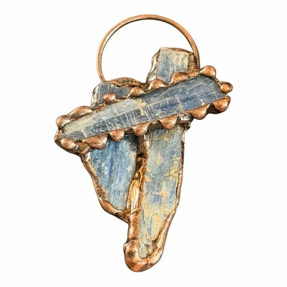 This is a handmade raw blue kyanite and copper pendant - Picture 3 of 4
